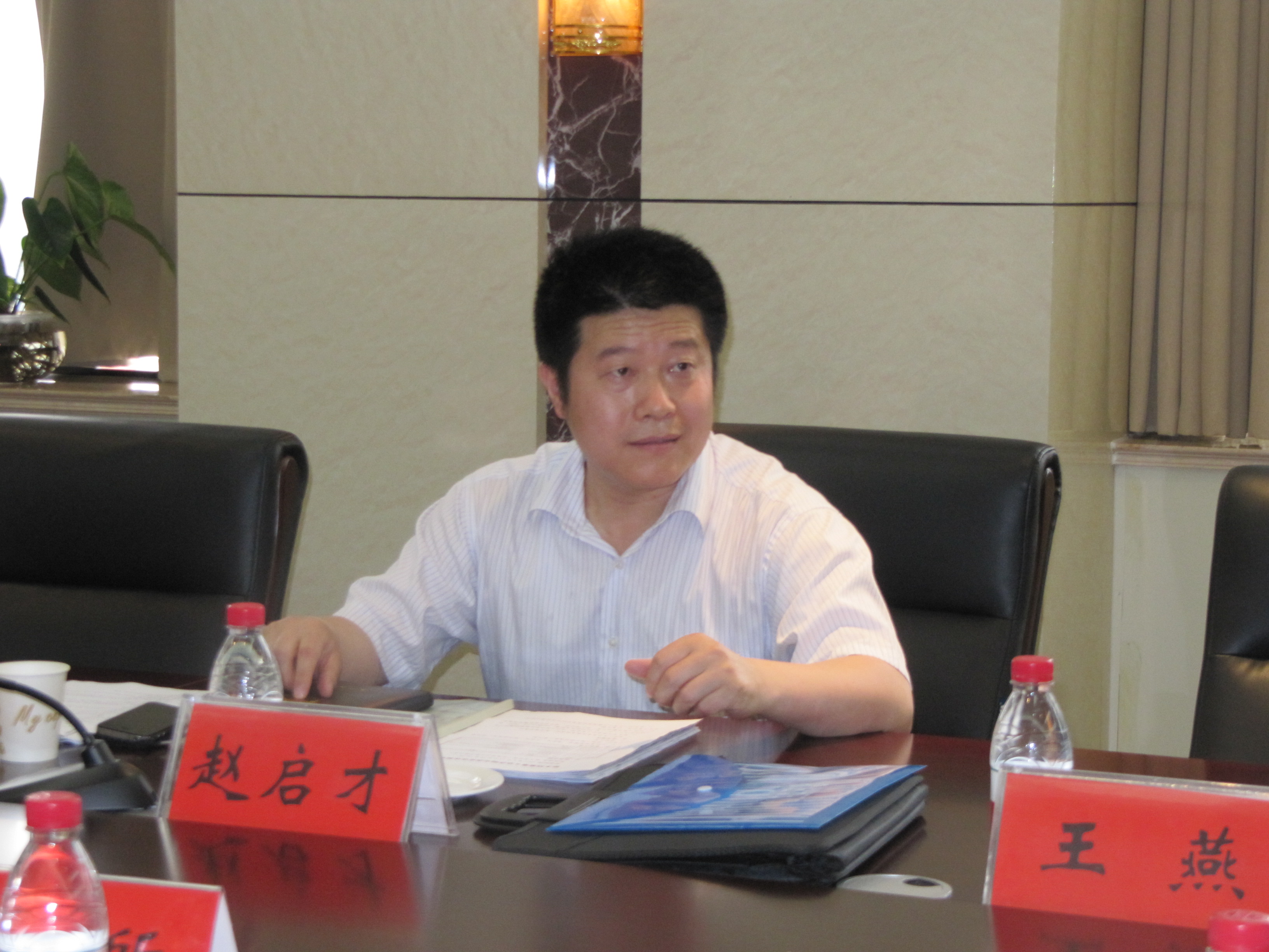 我校檔案館長(zhǎng)趙啟才主持并至開幕辭
