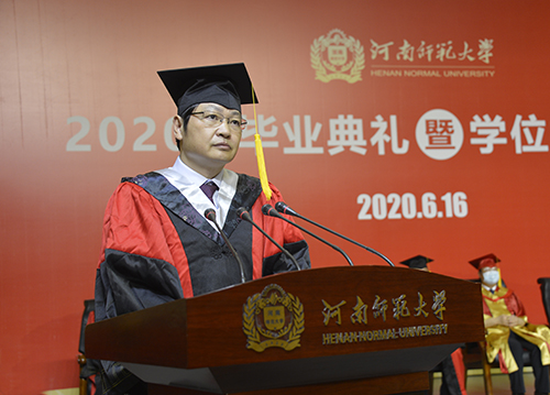校黨委常委,、副校長李學(xué)志主持典禮